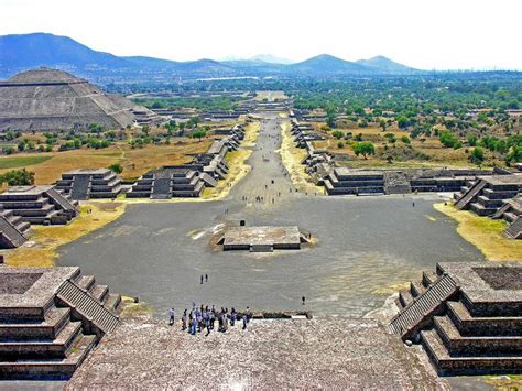 Zbuntowane Piramidy Teotihuacan: Podnoszenie Kamienia z Ogniem na Złoty Wiek Mezoameryki